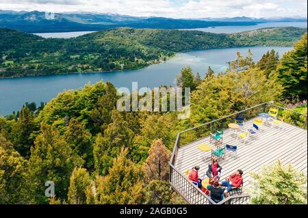 BARILOCHE, Argentinien - Februar 2019. Es gibt ein Cafe mit schöner Aussicht auf die Gipfel des Cerro Campanario Hill. Stockfoto