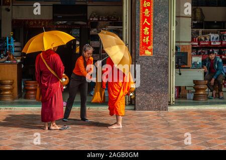 Buddhistische Mönche Sammeln von Almosen, Phnom Penh, Kambodscha. Stockfoto