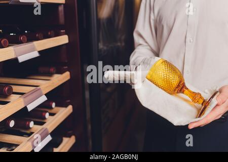 Speichern von Flaschen Wein in einem Kühlschrank. Alkoholische Karte im Restaurant. Kühlung und die Erhaltung der Wein Stockfoto
