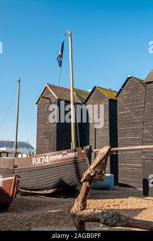 Schwarze hölzerne Angeln Schuppen und Fischerboote, Rock-a-Nore, Hastings, East Sussex, England, Großbritannien Stockfoto