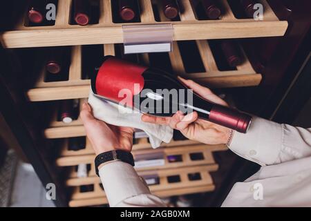 Speichern von Flaschen Wein in einem Kühlschrank. Alkoholische Karte im Restaurant. Kühlung und die Erhaltung der Wein Stockfoto