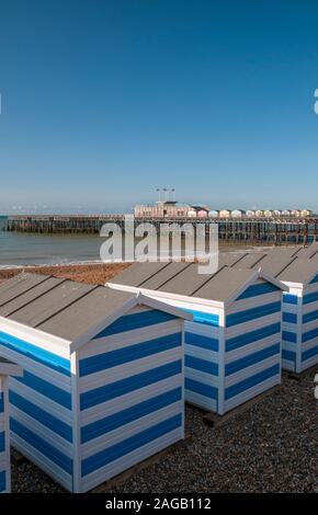 Strandhütten mit Hastings Pier wieder aufgebaut, East Sussex, Großbritannien Stockfoto