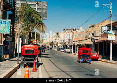 Mancora, Piura - Peru - April 2019: Hauptstraße der Stadt Stockfoto