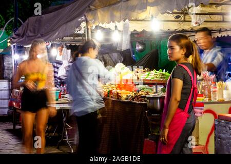 Eine Straße Garküche an der Phnom Penh Nachtmarkt, Phnom Penh, Kambodscha. Stockfoto