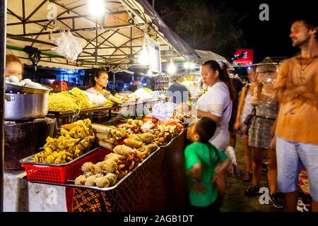 Eine Straße Garküche an der Phnom Penh Nachtmarkt, Phnom Penh, Kambodscha. Stockfoto