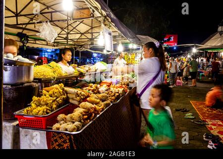 Eine Straße Garküche an der Phnom Penh Nachtmarkt, Phnom Penh, Kambodscha. Stockfoto