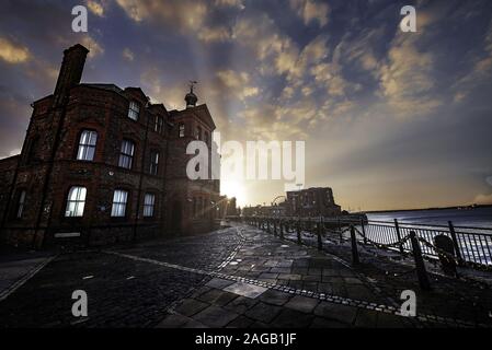 Atemberaubende Aufnahme eines wunderschönen Gebäudes in der Nähe des Meeres in Liverpool während des Sonnenuntergangs Stockfoto