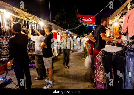 Touristen in Kleidung Ständen auf der Phnom Penh Nachtmarkt, Phnom Penh, Kambodscha. Stockfoto