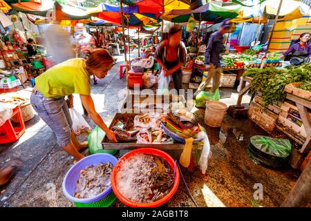 Eine lokale Frau kaufen Fisch bei Phsar Chas Market (alter Markt) in Phnom Penh, Kambodscha. Stockfoto