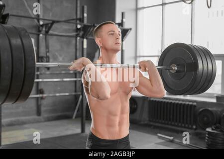 Nahaufnahme, Porträt eines sportlichen Mann mit Barbell in der Turnhalle. Sport und eine gesunde Lebensweise. Stockfoto