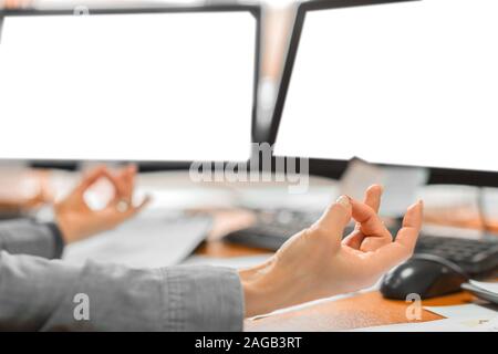 Geschäftsfrau Meditation in Büro, Nahaufnahme mit Platz für Text. Zen Anti-stress-Konzept Stockfoto
