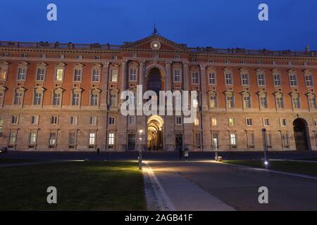 Caserta, Italien - Dezember 18, 2019: Der Königspalast von Caserta bei Nacht Stockfoto