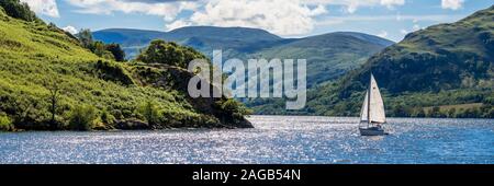 Sehen Sie die Berge und segeln Sie am Ullswater, Lake District, Großbritannien Stockfoto