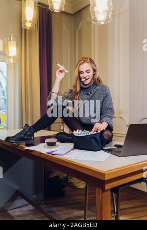 Professionellen Innenarchitekten oder architector Arbeiten mit Farbpalette, Zimmer Zeichnungen in modernen Büro. Junge weibliche Modell der Planung zukünftiger flach oder Stockfoto