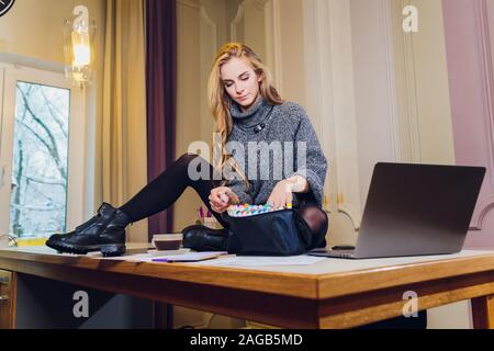 Professionellen Innenarchitekten oder architector Arbeiten mit Farbpalette, Zimmer Zeichnungen in modernen Büro. Junge weibliche Modell der Planung zukünftiger flach oder Stockfoto