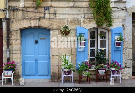 Eingerichtetes Dorfhaus mit blauer Tür, blaue Fensterläden und Topfpflanzen schmücken die Fassade Trans-en-Provence Var Provence Frankreich Stockfoto