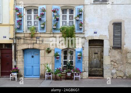 Eingerichtetes Dorfhaus mit blauer Tür, blaue Fensterläden und Topfpflanzen schmücken die Fassade Trans-en-Provence Var Provence Frankreich Stockfoto