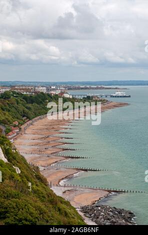 Erhöhten Blick auf Eastbourne mit Buhnen und Pier, East Sussex, England, Großbritannien Stockfoto