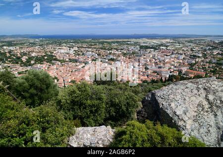 Panoramablick über Hyères mit Mittelmeer in der Ferne Var Provence Frankreich Stockfoto