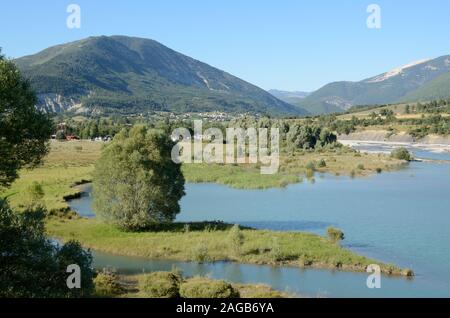 Blick über Castillon See, Saint-André-les-Alpes, die Haut oder die obere Verdon Verdon Tal & Le Mont Chalvet (1609 m) Provence Frankreich Stockfoto