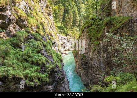 Türkis oder Cyan farbige Wasser des Canyon Tiefenbachklamm in Tirol, Österreich Stockfoto