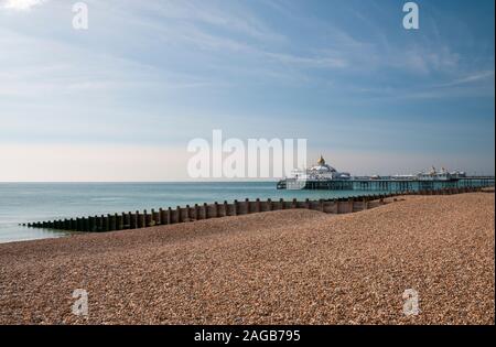 Eastbourne leer Kieselstrand mit Buhnen und Pier im Sommer, East Sussex, Großbritannien Stockfoto