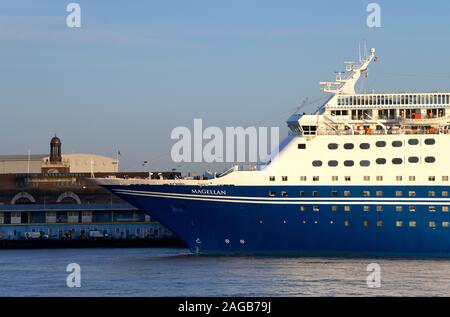 Kreuzfahrtschiff MV Magellan ist Teil der CMV-Flotte. Sie ist dargestellt in London International Cruise Terminal ankommen, Tilbury kurz nach Sonnenaufgang. Stockfoto