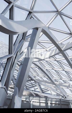 Vertikale Aufnahme des Innenraums eines weißen geometrischen Gebäudes Stockfoto