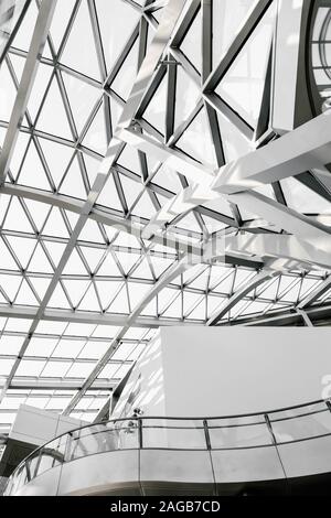 Vertikale Aufnahme des Innenraums eines geometrischen weißen Gebäudes Stockfoto