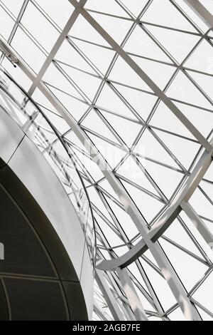 Vertikale Aufnahme des Innenraums eines weißen geometrischen Gebäudes Stockfoto