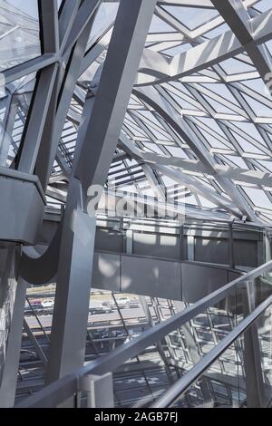 Vertikale Aufnahme des Innenraums eines geometrischen weißen Gebäudes Stockfoto