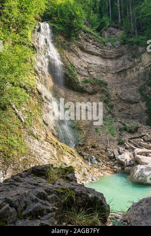 Wasserfall Streams in einem schönen kleinen blauen See in Tirol, Österreich Stockfoto