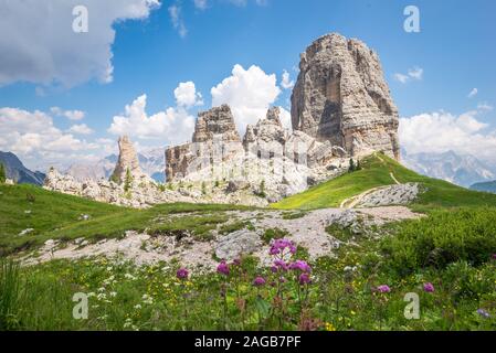 Gebirgsbildung 'Cinque Torri' in den Ampezzaner Dolomiten, Italien. Berühmte Ort für seine Landschaft und dem ersten Weltkrieg. Stockfoto