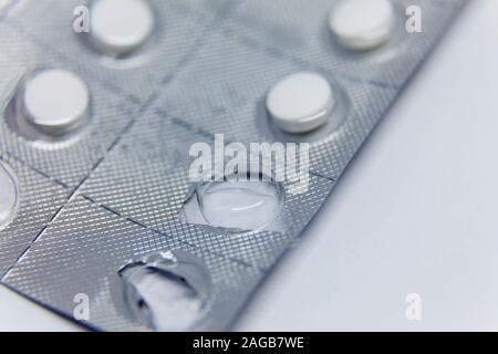 Einige Tabletten sind von der Medikation Karte genommen Stockfoto