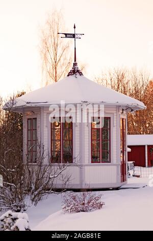 Pavillon im Sonnenuntergang, im Schnee im Winter zurückgelegt wurde. Stockfoto