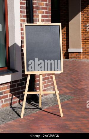 Schwarzes Brett Menü stehen auf der Straße, sign. Der leere Raum Konzept für Werbung, mockup. Stockfoto