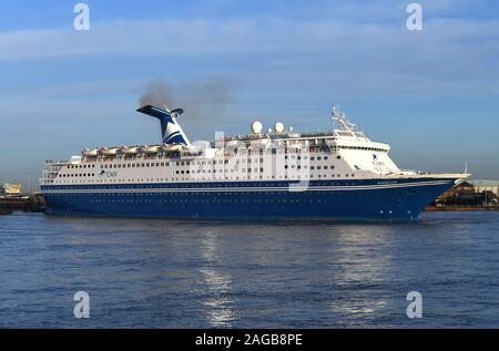 Kreuzfahrtschiff MV Magellan ist Teil der CMV-Flotte. Sie ist dargestellt in London International Cruise Terminal ankommen, Tilbury kurz nach Sonnenaufgang. Stockfoto