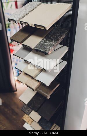 Home Einrichtungshaus zeigt Varianten aus Stein für die Küchenarbeitsplatte Stockfoto