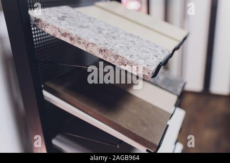 Home Einrichtungshaus zeigt Varianten aus Stein für die Küchenarbeitsplatte Stockfoto