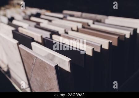 Home Einrichtungshaus zeigt Varianten aus Stein für die Küchenarbeitsplatte Stockfoto