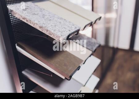 Home Einrichtungshaus zeigt Varianten aus Stein für die Küchenarbeitsplatte Stockfoto