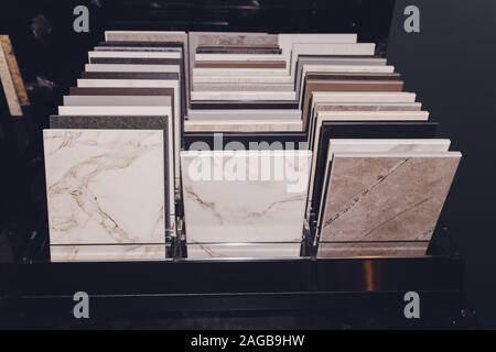 Home Einrichtungshaus zeigt Varianten aus Stein für die Küchenarbeitsplatte Stockfoto