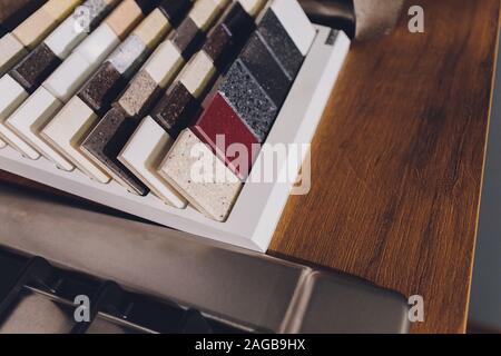 Home Einrichtungshaus zeigt Varianten aus Stein für die Küchenarbeitsplatte Stockfoto