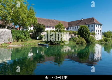 Landschaft am Rhein mit ehemaligen Klostergebäude des Kloster Rheinau, Kanton Zürich, Schweiz, Europa Stockfoto