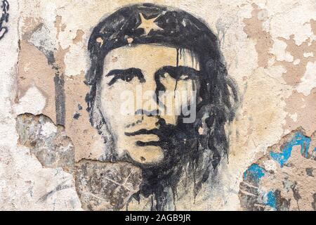 Bilder von Che Guevara auf eine rauhe Wand in Havanna, Kuba Stockfoto