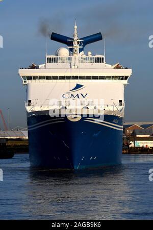 Kreuzfahrtschiff MV Magellan ist Teil der CMV-Flotte. Sie ist dargestellt in London International Cruise Terminal ankommen, Tilbury kurz nach Sonnenaufgang. Stockfoto