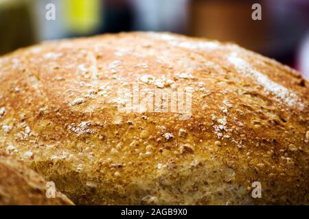 Frisch zubereitetes Sauerteigbrot mit Krummtextur. Runde Laibe kühlen sich ab. Nahaufnahme. Stockfoto