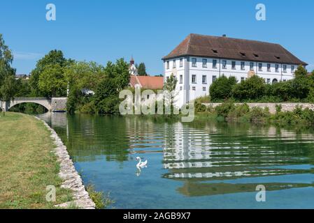 Landschaft am Rhein mit ehemaligen Klostergebäude des Kloster Rheinau, Kanton Zürich, Schweiz, Europa Stockfoto