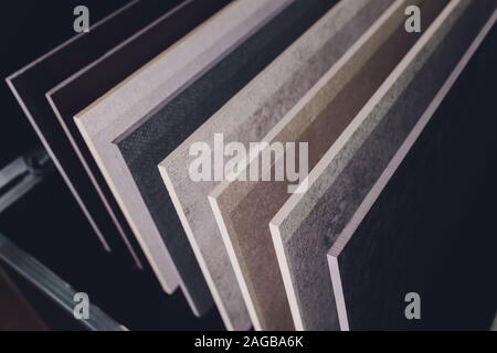 Home Einrichtungshaus zeigt Varianten aus Stein für die Küchenarbeitsplatte Stockfoto