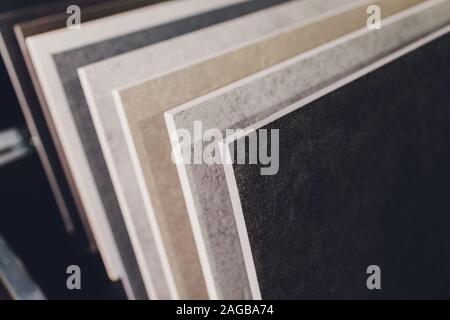 Home Einrichtungshaus zeigt Varianten aus Stein für die Küchenarbeitsplatte Stockfoto